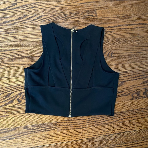 Express crop top with cutouts - Picture 4 of 4